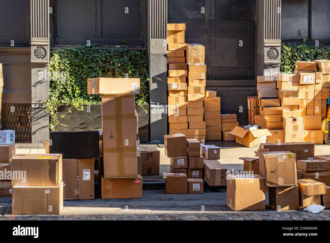 Zahlreiche Paketstapel werden auf der Straße der Stadt geliefert. Stockfoto