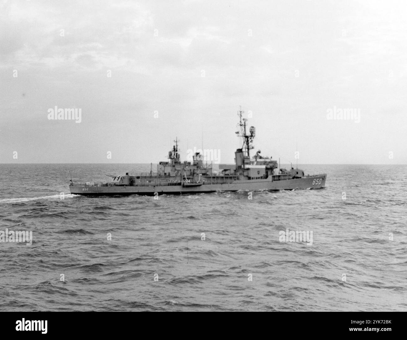 USS Joseph P. Kennedy Jr. (DD-850), fotografiert am 26. Oktober 1962 während des Boarding und der Inspektion des Libanasefrachtflugzeugs Marucla. Stockfoto