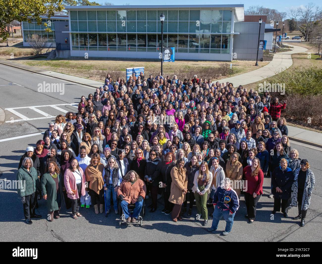 Das erste Gruppenfoto von Frauen der NASA Langley vor dem Katherine Johnson Building, dem Women of NASA Langley Research Center zu Ehren des Women’s History Month 2024 und denjenigen, die ihnen den Weg ebneten Stockfoto