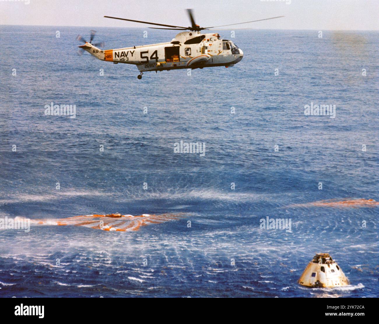 Ein Berghubschrauber schwebt nach dem Spritzen über dem Raumschiff Apollo 9. Stockfoto