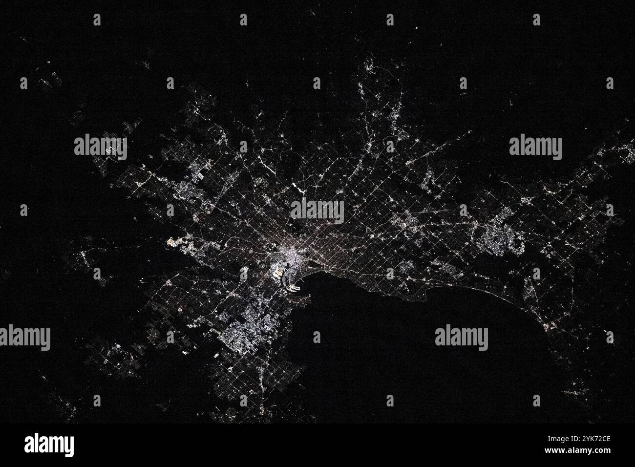 Melbourne bei Nacht. Die Lichter von Melbourne am Port Phillip im australischen Bundesstaat Victoria Stockfoto