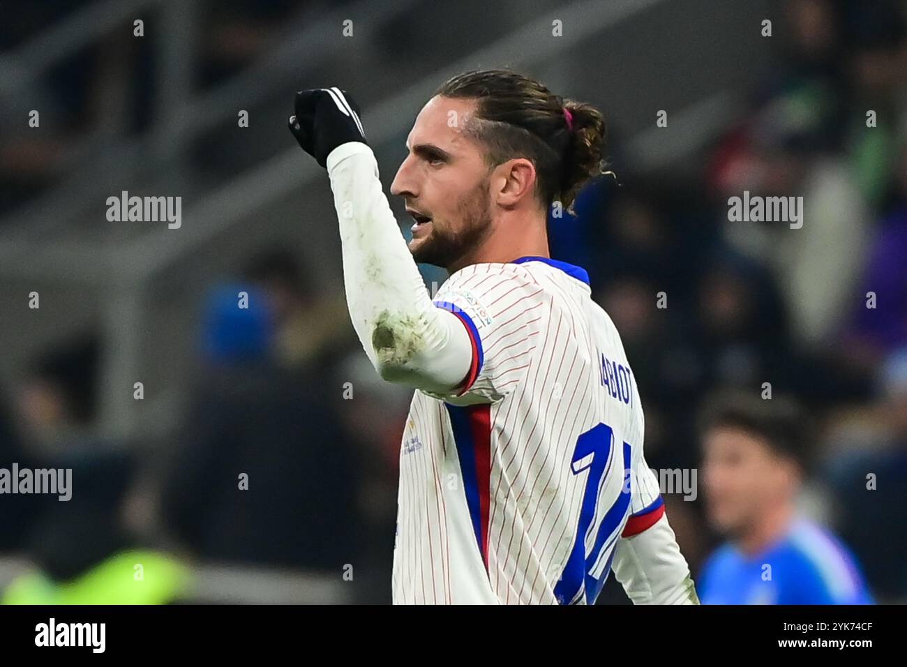 Adrien Rabiot (Olympique de Marseille) aus Frankreich feiert, nachdem er sein drittes Tor beim Fußballspiel der UEFA Nations League zwischen Italien und Frankreich am 17. November 2024 im San Siro Stadion in Mailand erzielt hat Stockfoto