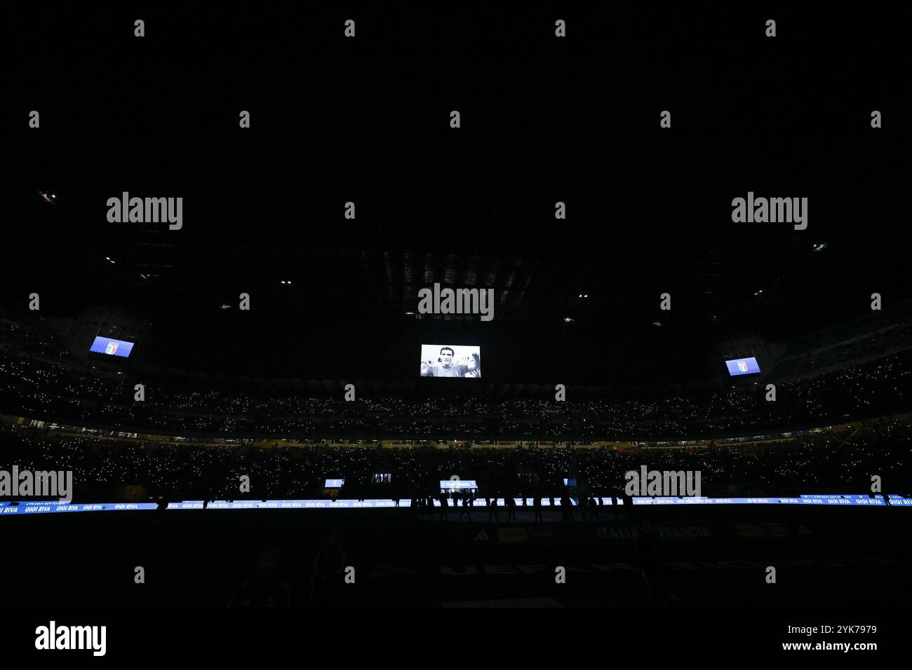 Gigi Riva’s Memory vor dem Spiel der UEFA NATIONS LEAGUE 2024 zwischen Italien und Frankreich am 17. November 2024 im Giuseppe Meazza San Siro Siro Stadion in Mailand. Stockfoto