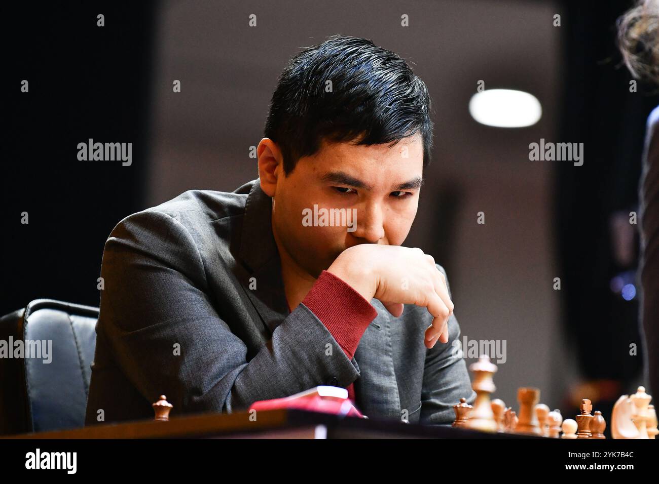 Kalkutta, Indien. November 2024. Wesley so ist ein philippinisch-amerikanischer Supergroßmeister, der während des 6. TATA Steel Chess India Tournament im Dhono Dhanyo Auditorium Schach spielt. Quelle: SOPA Images Limited/Alamy Live News Stockfoto