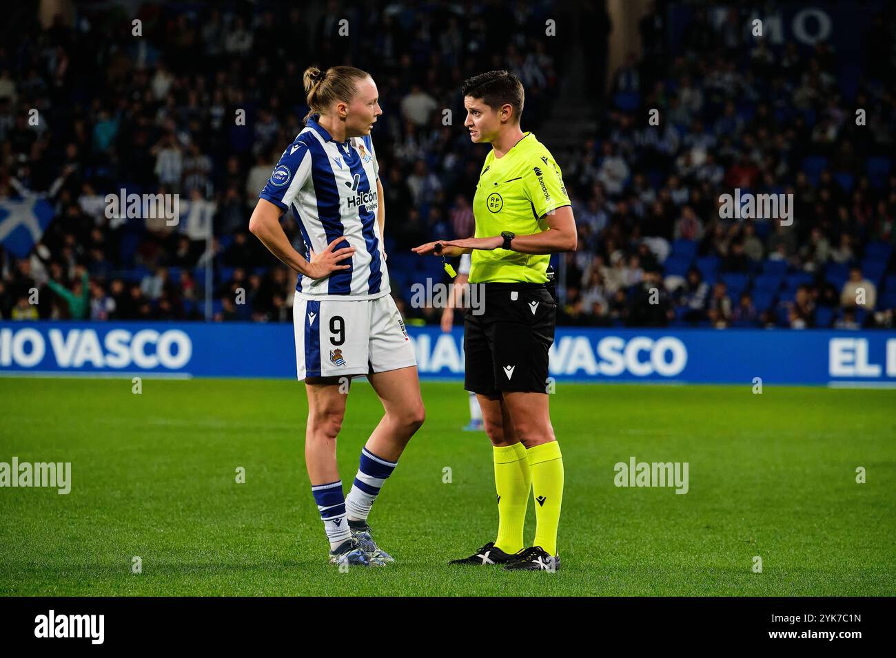 Donostia / San Sebastián, Gipuzkoa, Spanien, 17. November 2024. Sanni Franssi spricht mit dem Schiedsrichter im Spiel zwischen Real Sociedad Women und Athletic Club de Bilbao Women im Rahmen der spanischen Liga F im reale Arena Stadium am 17. November 2024 in Donostia/San Sebastián, Gipuzkoa, Spanien. Quelle: Rubén Gil/Alamy Live News. Stockfoto