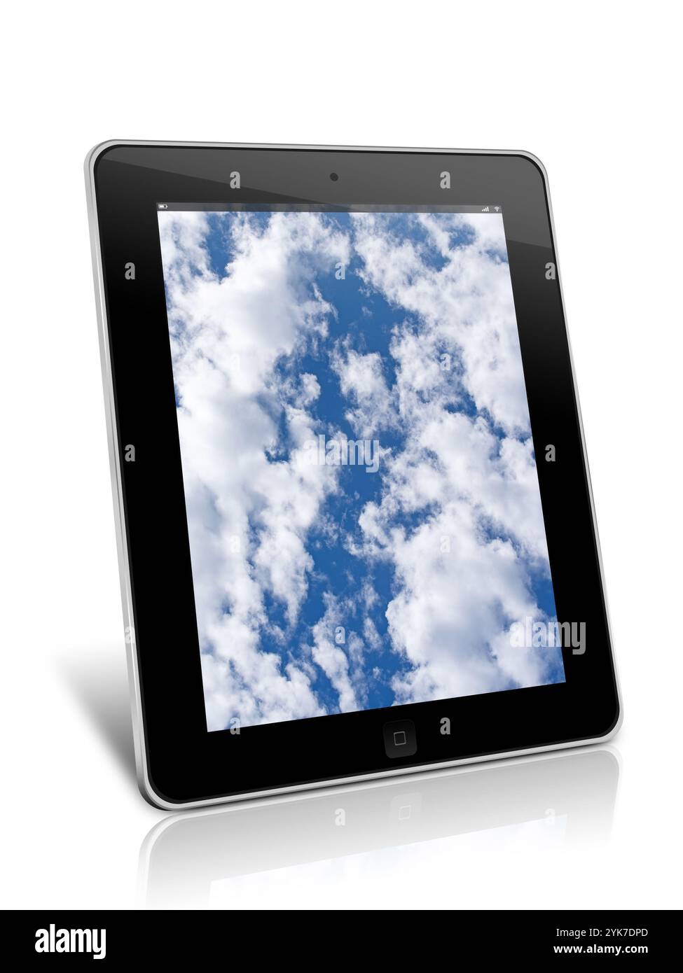 Tablet-Computer mit Wolken auf dem Display Stockfoto