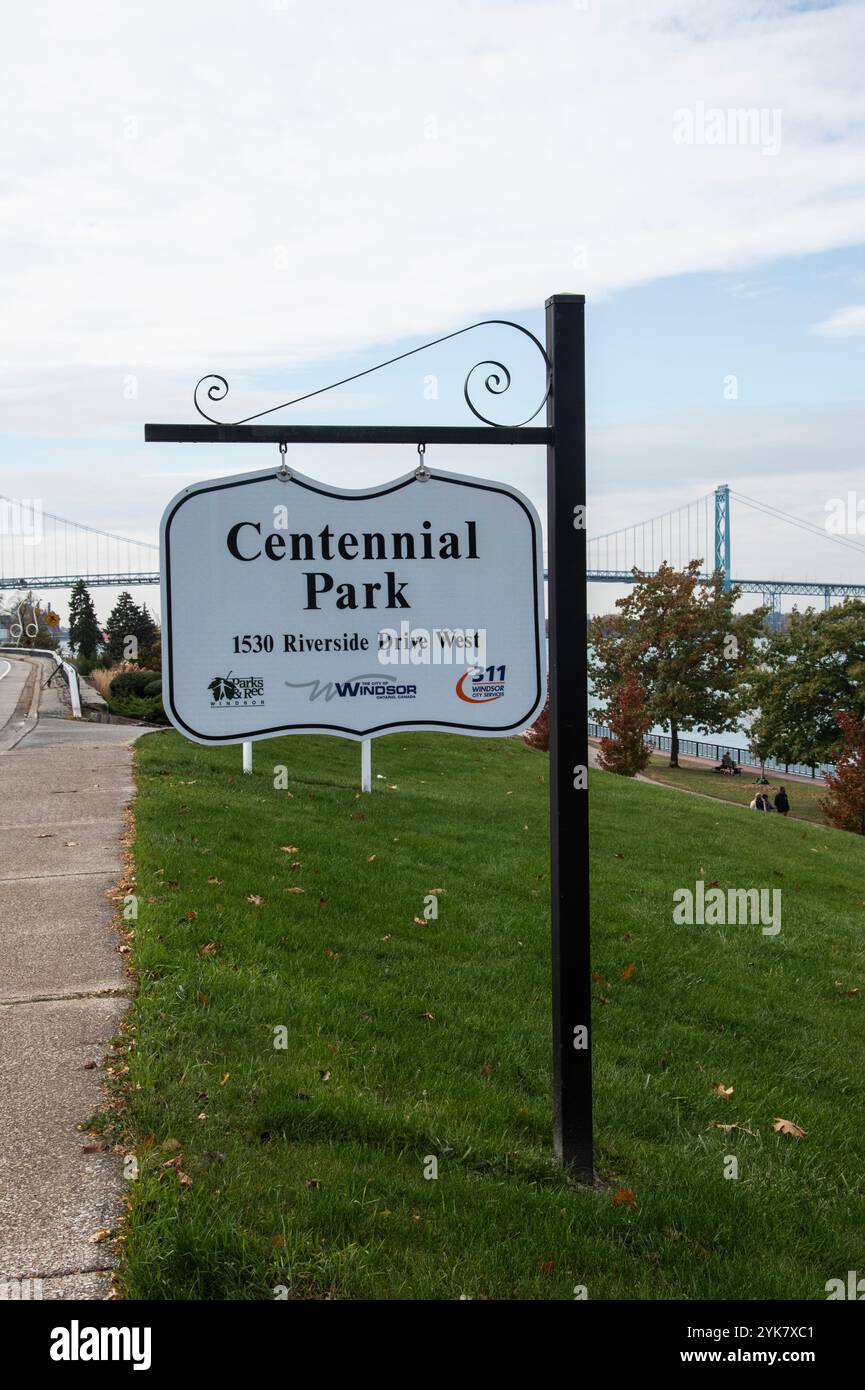 Schild zum Centennial Park im Windsor Sculpture Garden Park in Windsor, Ontario, Kanada Stockfoto