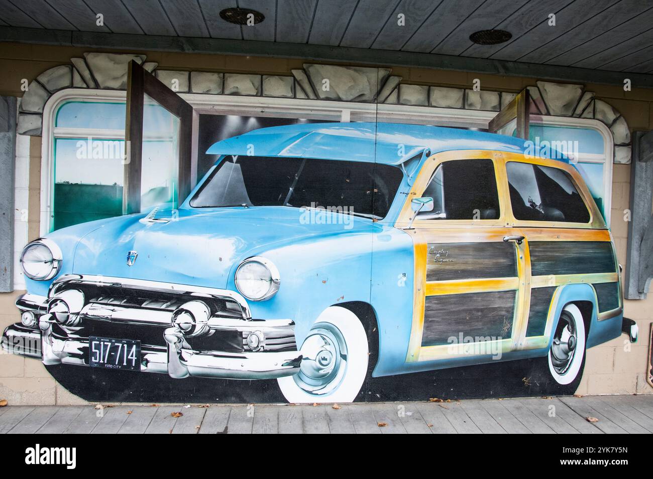 Historischer blauer Kombi-Wagen mit Wandgemälde im Windsor Sculpture Garden Park in Windsor, Ontario, Kanada Stockfoto