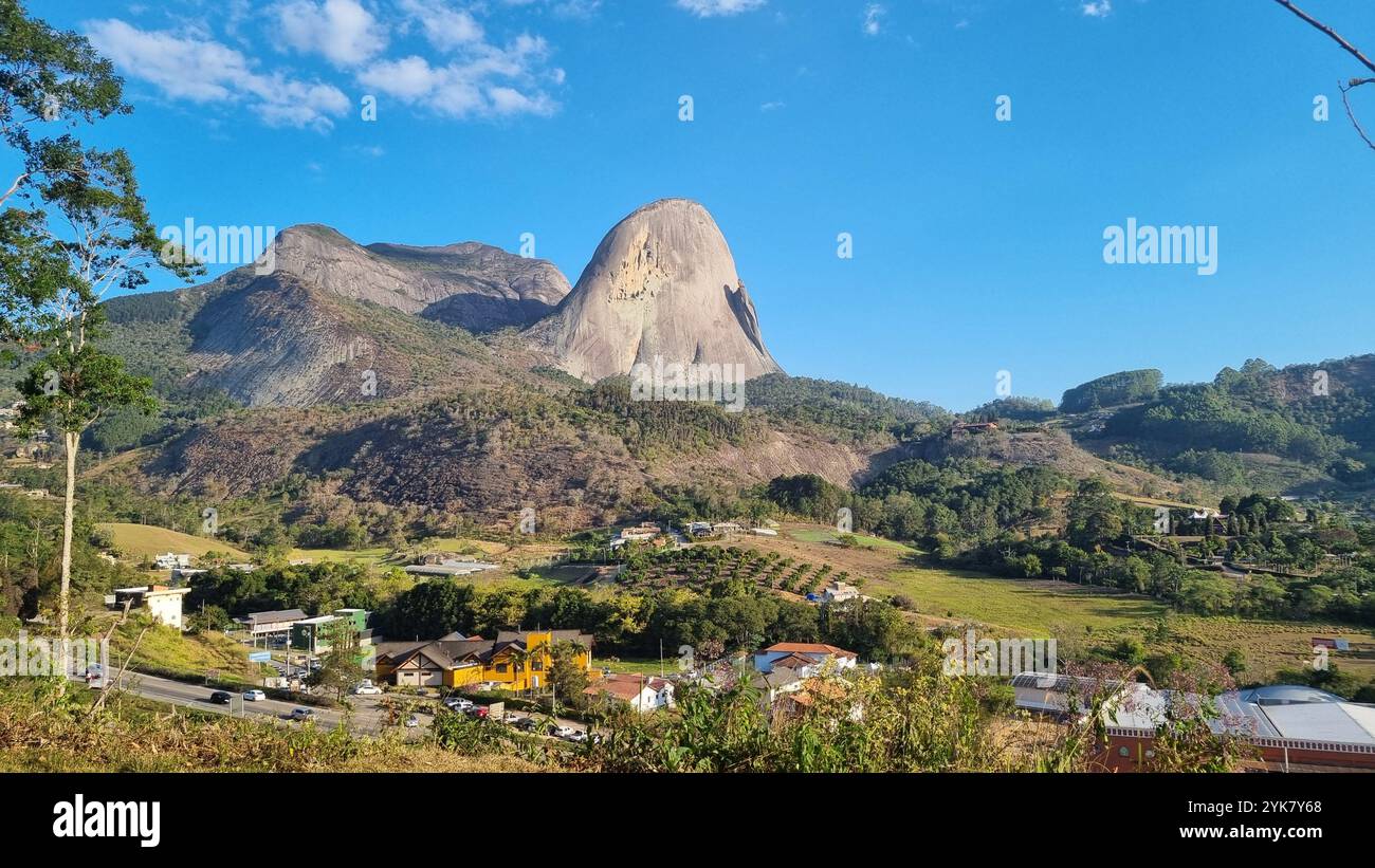 Ein atemberaubender Blick auf den Berg Pedra Azul in Domingos Martins, Espírito Santo, Brasilien. - Smartphone-aufgenommenes Stockfoto