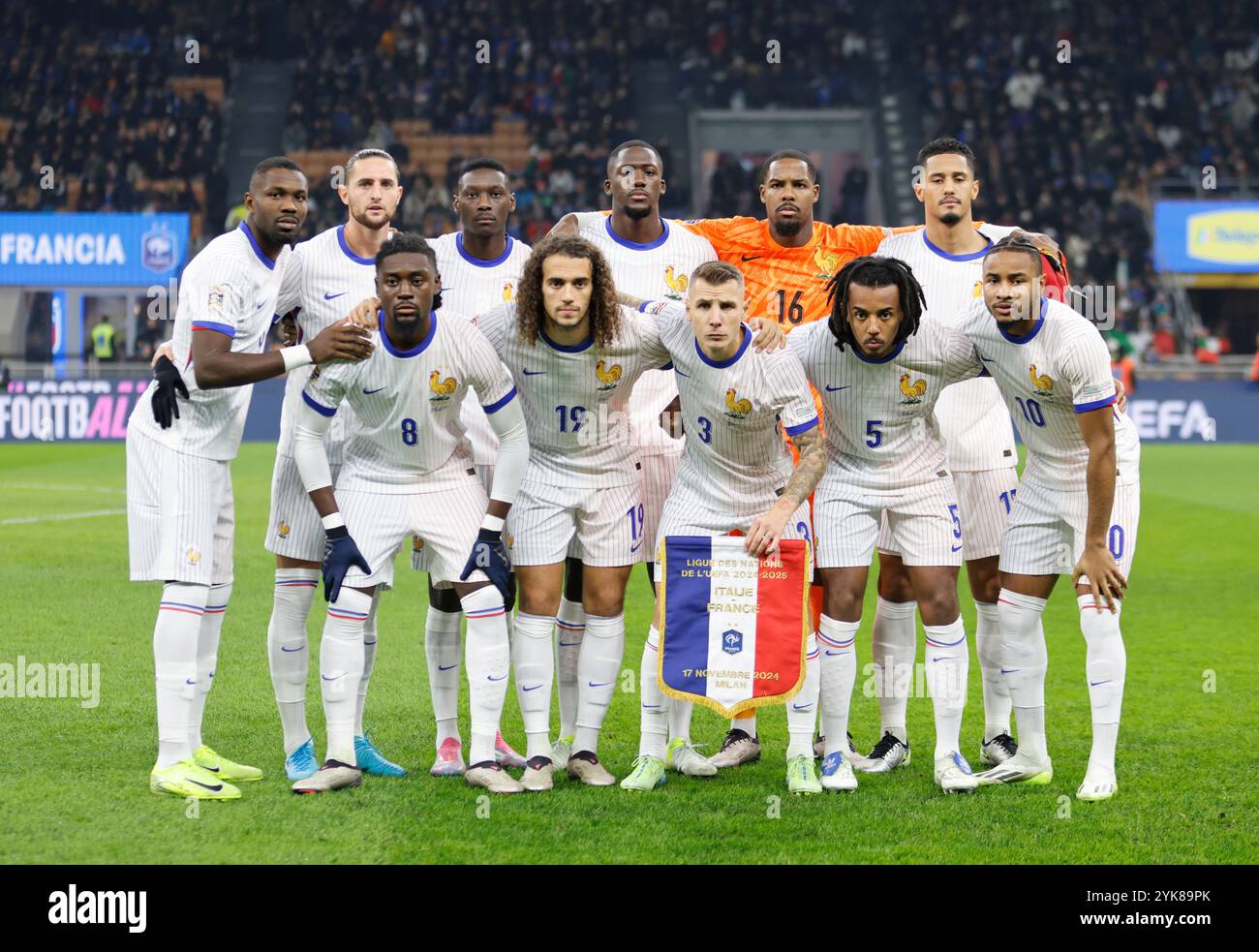 Mailand, Italien. November 2024. Die französische Nationalmannschaft posiert für ein Foto während der UEFA Nations League, League A, Group 2, Fußballspiel der italienischen Nationalmannschaften gegen Frace am 17. November 2024 im San Siro Stadion in Mailand Stockfoto