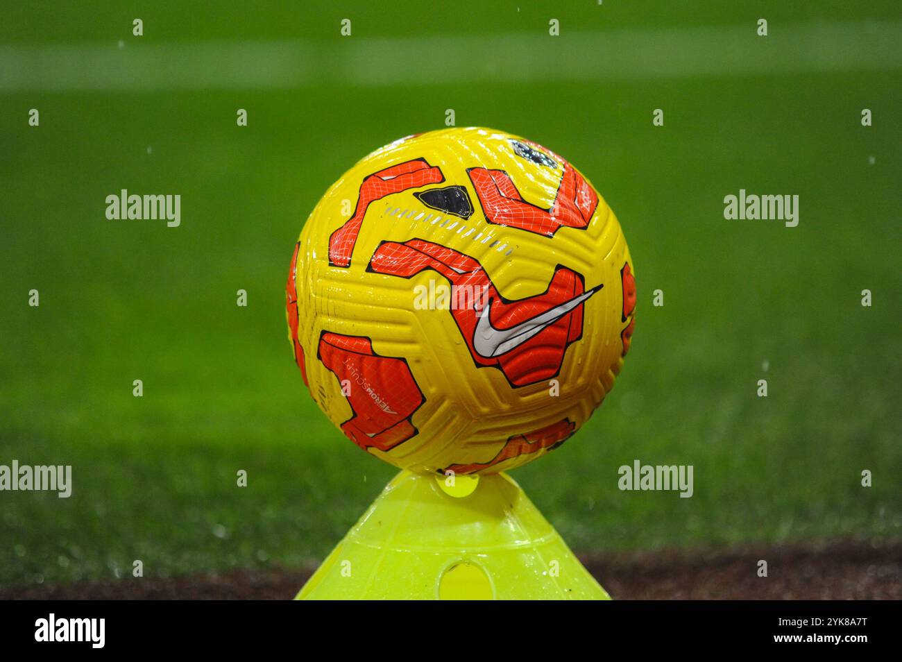 Birmingham, Großbritannien. November 2024. Zusätzlicher Match Ball an der Seite des Spielfeldes. Aston Villa V Crystal Palace, WSL, Villa Park, Birmingham. (Sean Walsh/SPP) Credit: SPP Sport Press Photo. /Alamy Live News Stockfoto