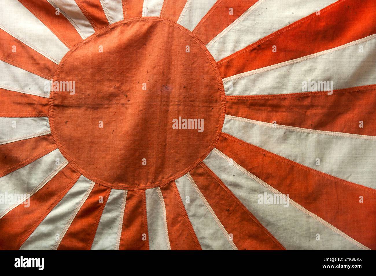 Die aufgehende Sonnenfahne wird als offizielles Marinefahrzeichen Japans verwendet und war das Symbol der japanischen Kaiserlichen Marine während des Zweiten Weltkriegs. Stockfoto