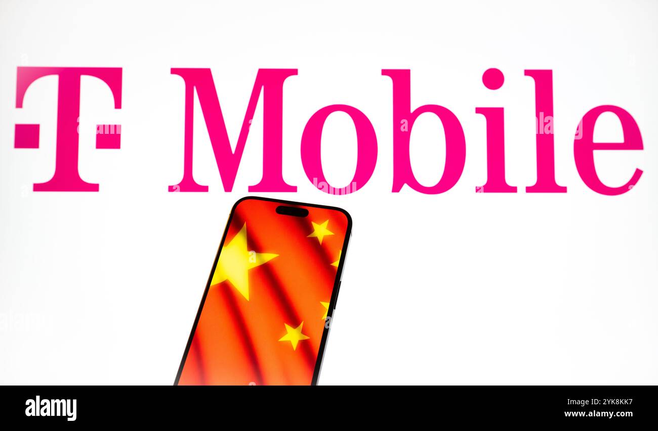 Das T-Mobile-Logo und eine chinesische Flagge sind auf diesem Foto zu sehen, das am 17. November 2024 in Warschau, Polen, aufgenommen wurde. T-Mobile ist eines von mehreren Tele Stockfoto