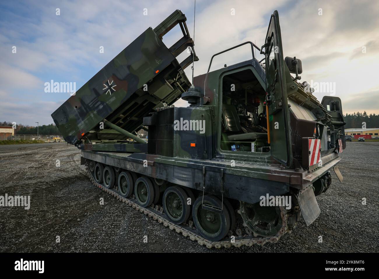 Ein Waffensystem der Deutschen Armee MLRS MARS II wird während einer statischen Darstellung im Rahmen der Übung Dynamic Front 25 auf Lager Aachen, Bayern, Deutschland, am 16. November 2024 gezeigt. Die dynamische Front erhöht die Letalität der NATO-Allianz durch weitreichende Brände, den Aufbau der Einsatzbereitschaft in einem komplexen gemeinsamen, multinationalen Umfeld und die Nutzung der Kapazitäten der Gastländer, um die operative Reichweite der USAREUR-AF zu erhöhen. Dynamic Front umfasst mehr als 1.800 US-amerikanische und 3.700 multinationale Dienstmitglieder aus 28 alliierten Ländern und Partnerländern. (Foto der U.S. Army von Sgt. Chandler Coats) Stockfoto