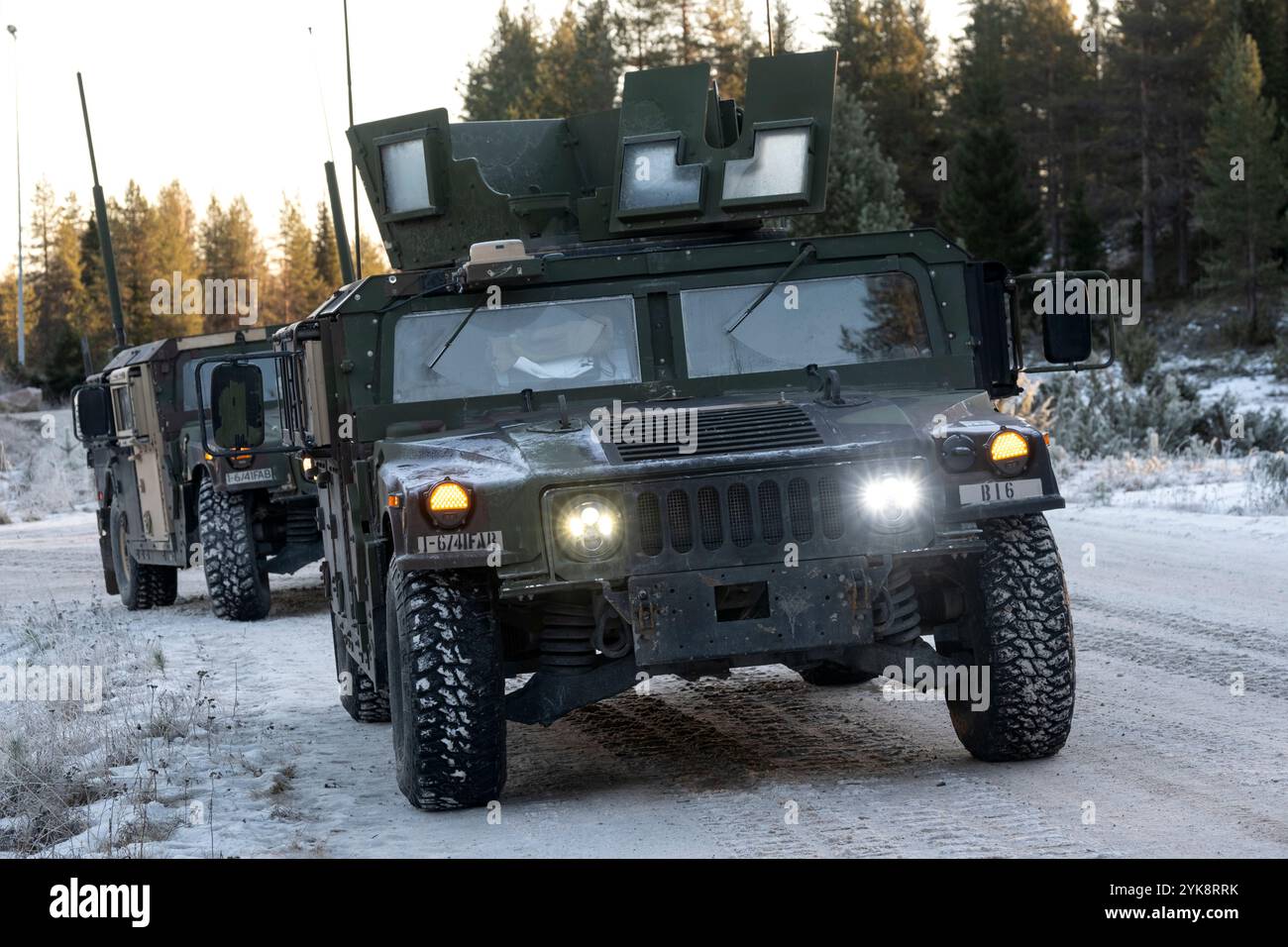 US-Soldaten, die 1. BN., 6. Feldartillerie Regt., 41. Feldartillerie BDE zugewiesen wurden. Fahren Sie in einem Konvoi hochmobile Mehrzweck-Radfahrzeuge, Multiple Launch Rocket Systems und Combat Support-Fahrzeuge, um sich für Dynamic Front 25 in Finnland am 10. November 2024 in Position zu bringen. Die 41. FAB plant, vorbereitet, führt und bewertet Operationen, die der US Army Europa enge Unterstützung und Langstreckenpräzisionsangriffe bieten. Ihre Teilnahme an DF25 unterstreicht das Engagement der US-Armee, die Ostflanke der NATO zu stärken und den NATO-Partnern und -Verbündeten Sicherheit und Sicherheit zu bieten. (Foto der US Army von SG Stockfoto