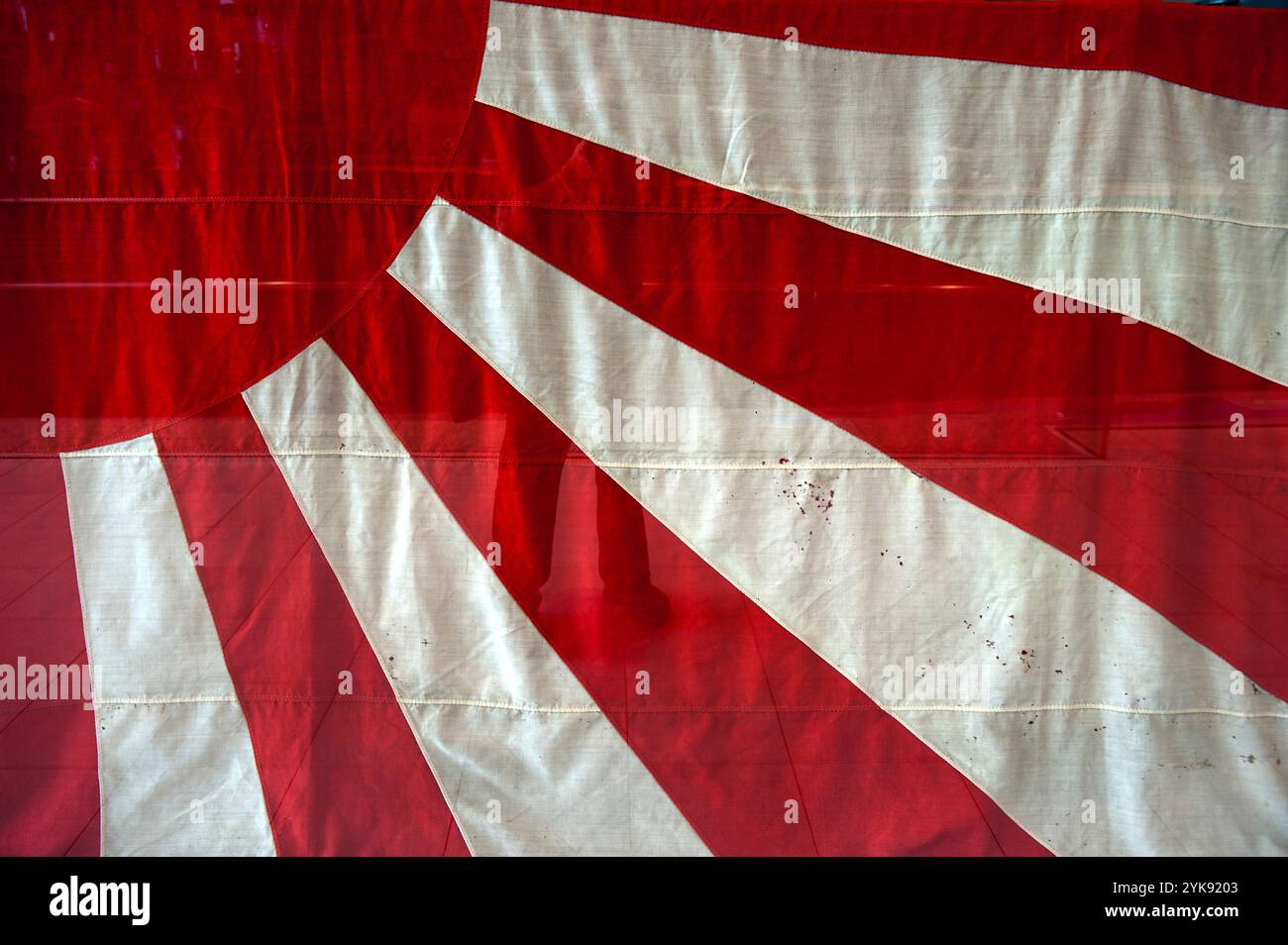 Die aufgehende Sonnenfahne wird als offizielles Marinefahrzeichen Japans verwendet und war das Symbol der japanischen Kaiserlichen Marine während des Zweiten Weltkriegs. Stockfoto