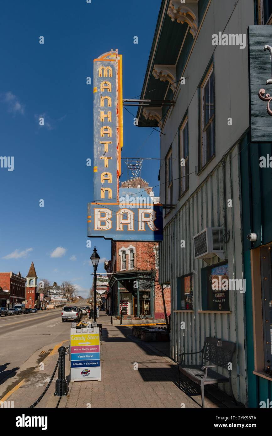 Die Manhattan Bar, ein Familienunternehmen an der Harrison Avenue im historischen Viertel von Leadville, Colorado, USA. Stockfoto