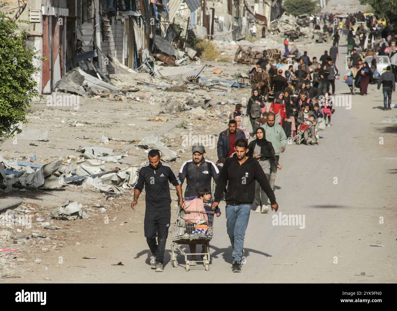 Gaza-Stadt, Palästina. November 2024. Palästinenser fliehen mit ein paar Sachen, die sie nach einer militärischen Operation der israelischen Armee im nördlichen Teil des Gazastreifens tragen können. (Foto: Mahmoud Issa/SOPA Images/SIPA USA) Credit: SIPA US/Alamy Live News Stockfoto