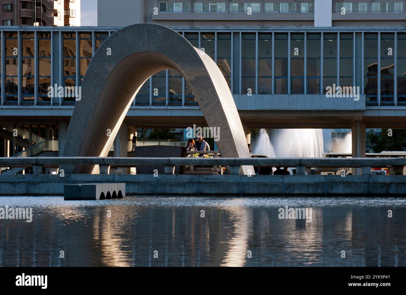 Cenotaph für die Opfer der Atombombe (Denkmal für Hiroshima, Stadt des Friedens) im Friedenspark Hiroshima, Japan Stockfoto