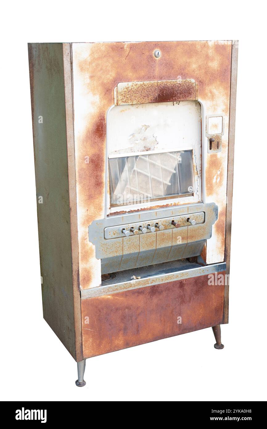 Ein alter rostiger Süßigkeiten-Automat mit Münzfächern, um auszuwählen, welche Süßigkeiten Sie bevorzugen. Die Maschine hat Beine, Schlitze und Fenster. Antike Ausstellung für Süßigkeiten. Stockfoto