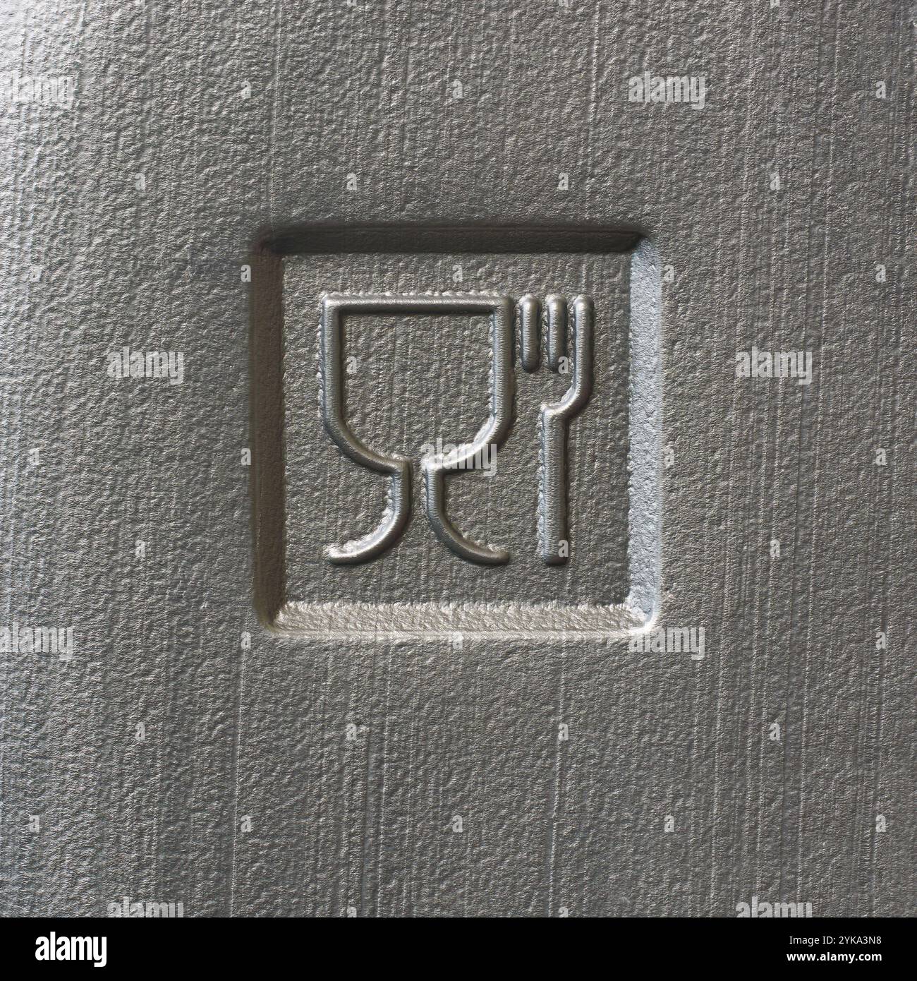 Lebensmittelsicherheitsschild auf strukturierter Kunststoffoberfläche, Symbol mit wichtigen Sicherheitshinweisen für die Aufbewahrung von Lebensmitteln und Getränken im Behälter Stockfoto