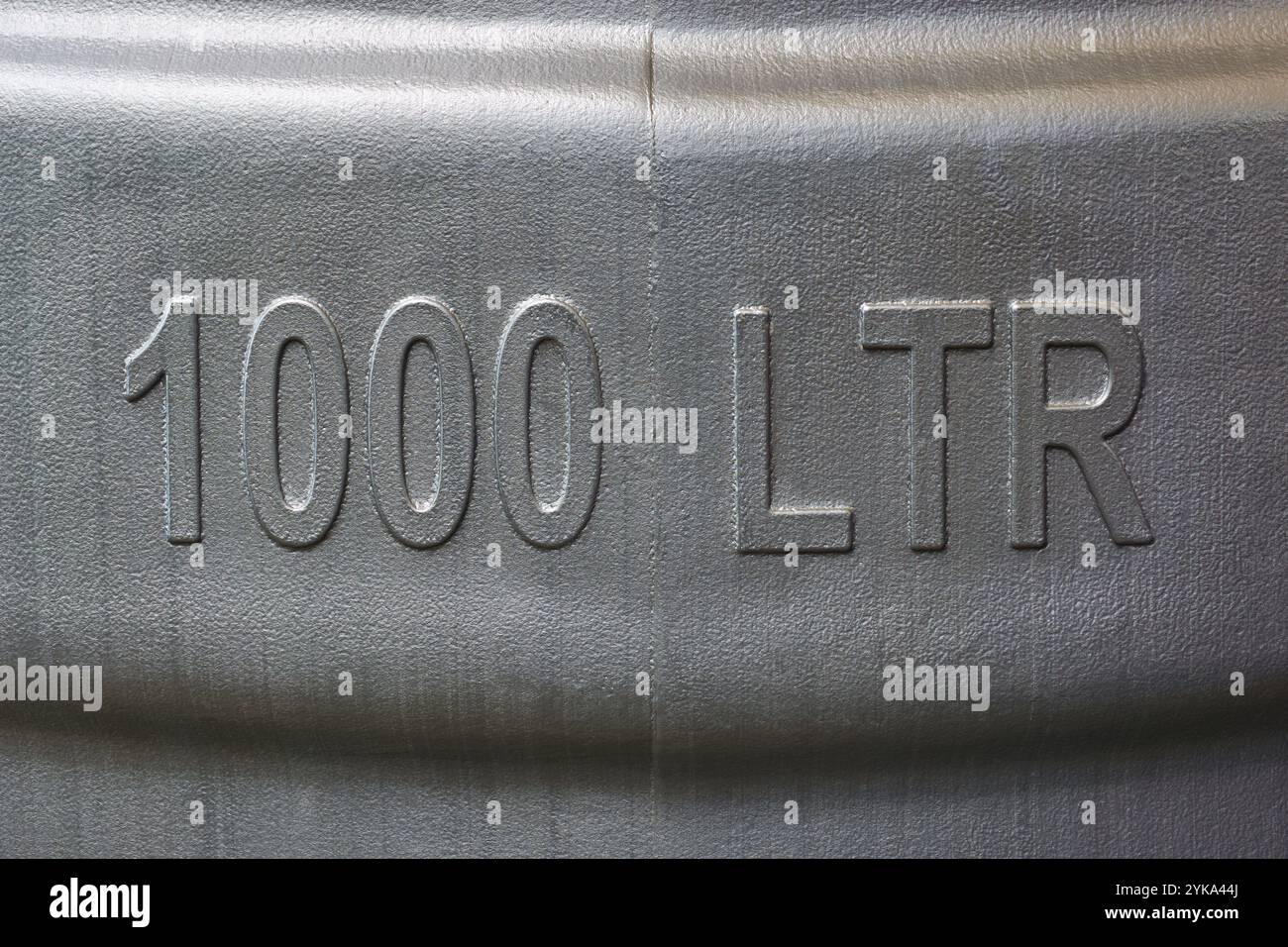 Anleitung auf strukturierter schwarzer Kunststoffoberfläche, 1000-Liter-Symbol mit wichtigen Informationen zum Wassertank Stockfoto