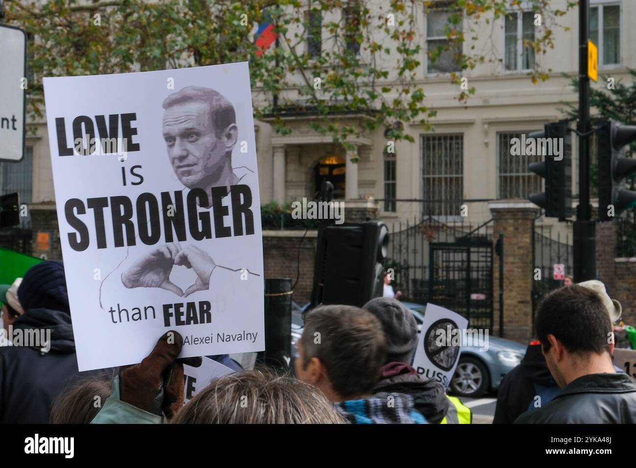 London, Großbritannien. November 2024. Anti-Kriegs-Demonstranten bezeichneten den 1000. Tag des Krieges in der Ukraine. Eine von der Russischen Demokratischen Gesellschaft organisierte Kundgebung vor der russischen Botschaft in Bayswater trägt zur Spendenbeschaffung für Ukranier bei und fordert das Ende des Krieges und des Putin-Regimes. Quelle: Eleventh Photography/Alamy Live News Stockfoto