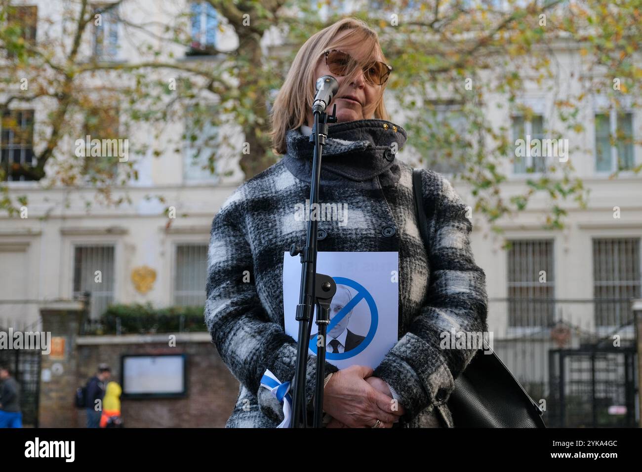 London, Großbritannien. November 2024. Anti-Kriegs-Demonstranten bezeichneten den 1000. Tag des Krieges in der Ukraine. Eine von der Russischen Demokratischen Gesellschaft organisierte Kundgebung vor der russischen Botschaft in Bayswater trägt zur Spendenbeschaffung für Ukranier bei und fordert das Ende des Krieges und des Putin-Regimes. Quelle: Eleventh Photography/Alamy Live News Stockfoto