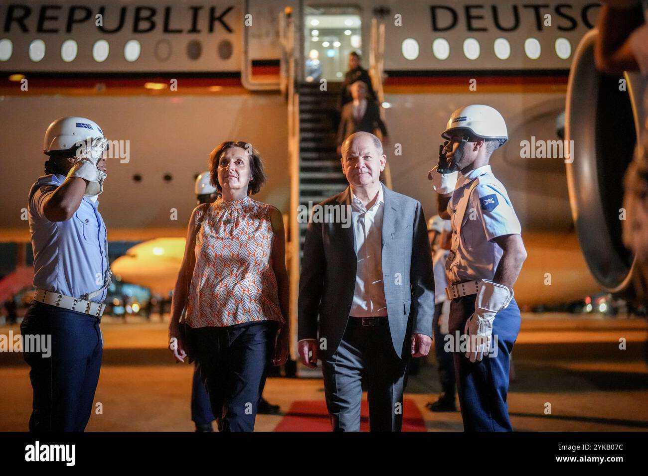 Rio De Janeiro, Brasilien. November 2024. Bundeskanzler Olaf Scholz (SPD) und seine Frau Britta Ernst kommen zum zweitägigen G20-Gipfel am Flughafen Antônio Carlos Jobim in Rio de Janeiro an. Zu den Themen des Treffens der Staats- und Regierungschefs gehören der Ukraine-Krieg, die Lage im Nahen Osten, die Bekämpfung des Klimawandels und die Lage der Weltwirtschaft. Quelle: Kay Nietfeld/dpa/Alamy Live News Stockfoto