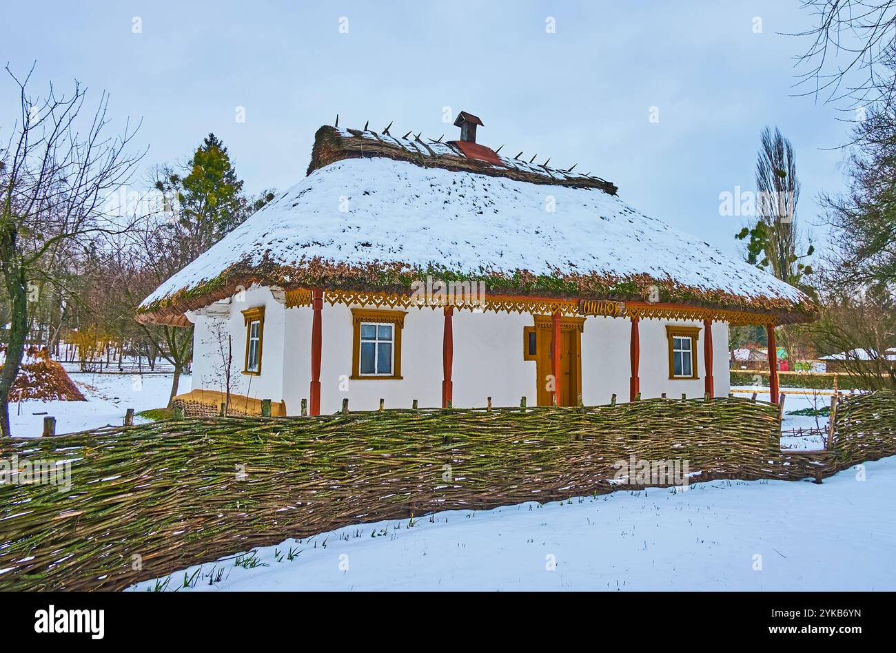 Die Fassade der historischen Taverne Shynok, traditionell für ukrainische Dörfer, befindet sich in Pereiaslav Scansen, Ukraine Stockfoto