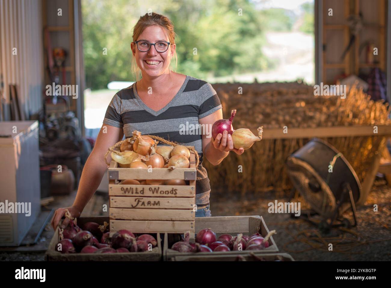 Kate Edwards verwaltet seit sieben Jahren die Wild Woods Farm, eine 7 Hektar große Gemüsefarm im Johnson County, Iowa. Dort baut sie Zwiebeln an, unter 30 Gemüsearten mit 150 Sorten. Sie betreibt eine Gemüsegemeinschaft unterstützte Landwirtschaft (CSA), die 200 Familien in ihrer Gemeinde ernährt. Während beide ihrer Großväter Bauern waren, ist Edwards eine Generation entfernt von der Landwirtschaft und fand, dass das CSA-Modell einen tragfähigen Weg zurück zur Landwirtschaft bot. Edwards hat am FSA-Programm für die Farm Storage Facility Loan Program der Farm Service Agency des US-Landwirtschaftsministeriums (USDA) und der beteiligt Stockfoto