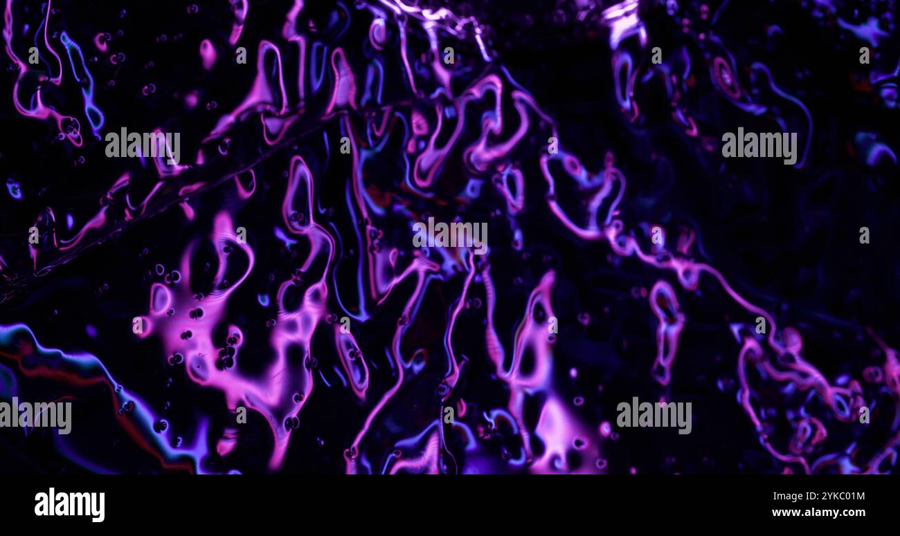 Holographische Blendung. Violettes Leuchten. Mystische Luminositätsschädigung. Abstrakte, wellige Punktpunktbeleuchtung im Zickzack-Punktstrahl. Stockfoto