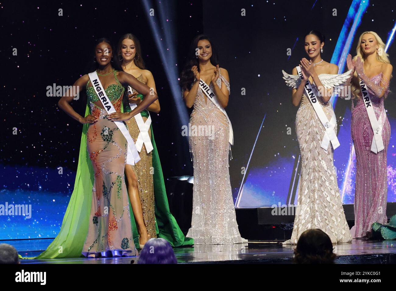 Mexiko-Stadt, Mexiko. November 2024. (L-R) Miss Nigeria Chidimma Adetshina, Miss Russia Valentina Alekseeva, Miss Chile Emilia Dides, Miss Thailand Opal Suchata Chuangsri, Miss Denmark Victoria Kjær Theilvig während ihrer Teilnahme an der 73. Miss Universe Pageant-Wettbewerbsshow in der Mexico City Arena am 16. November 2024 in Mexico City, Mexiko. (Foto: Yamak Perea/ Credit: Eyepix Group/Alamy Live News Stockfoto