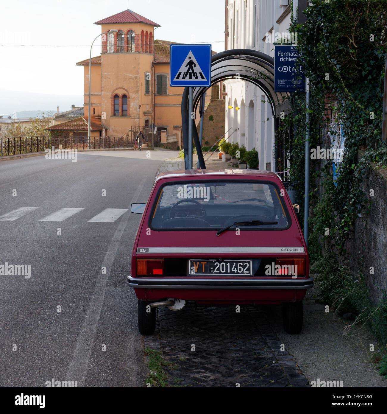 Schlechter Parkplatz an einer Bushaltestelle 'nur in Italien' in Montefiascone, Region Latium, Italien. November 2024 Stockfoto