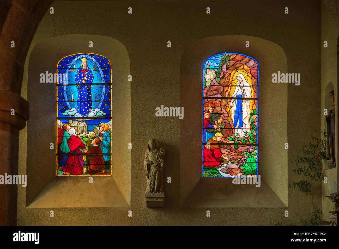 Bunte Buntglasfenster in einer katholischen Kirche in Gratot in der Normandie, Frankreich Stockfoto