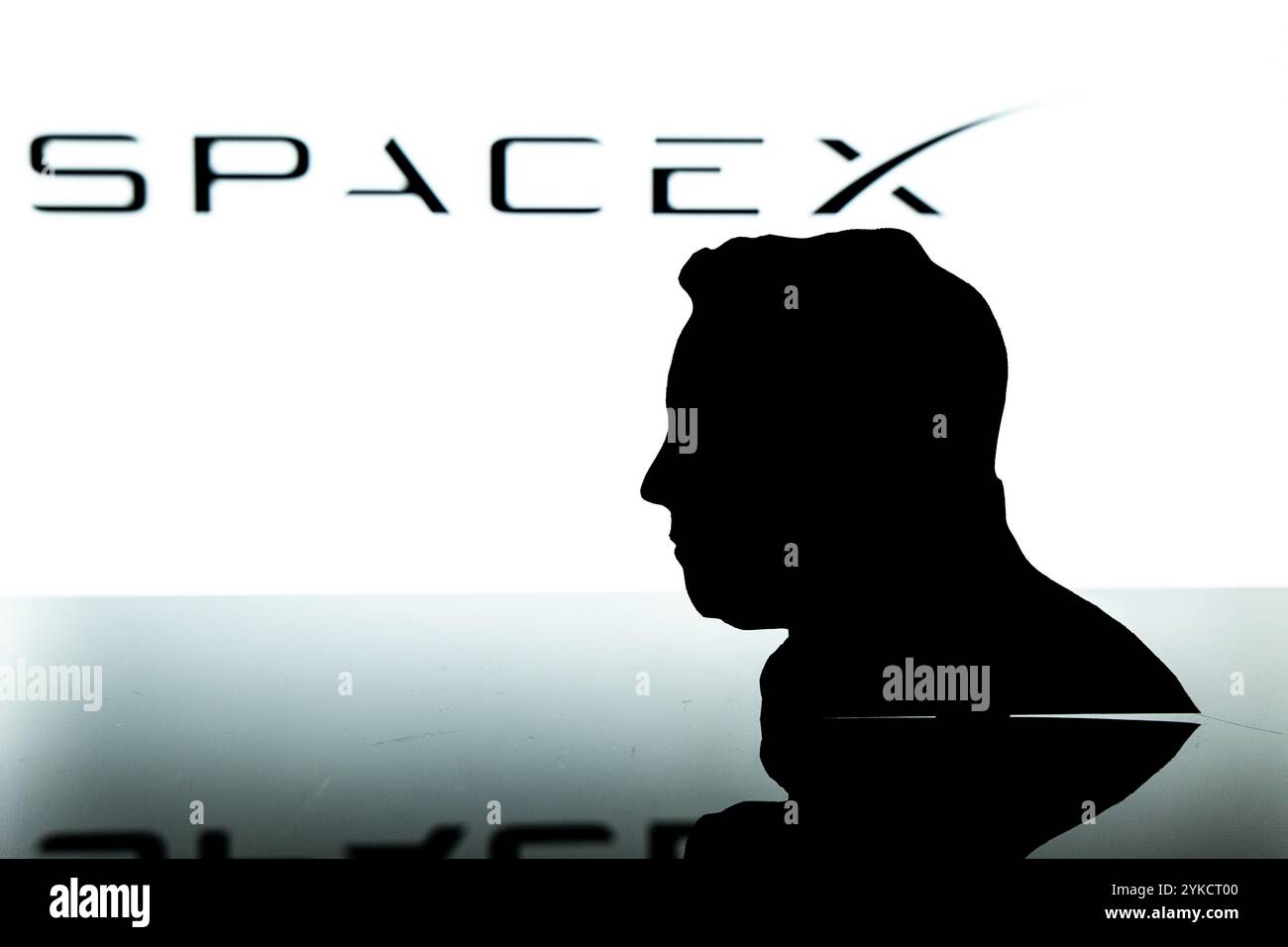 Elon Musk Silhouette vor dem Space X Logo Stockfoto