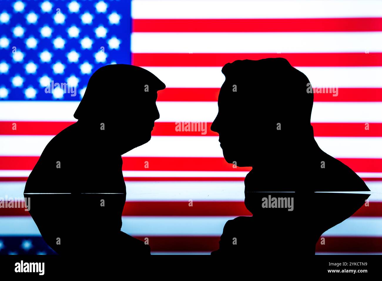 Donald Trump und Elon Musk Silhouetten vor der US-Flagge. Stockfoto
