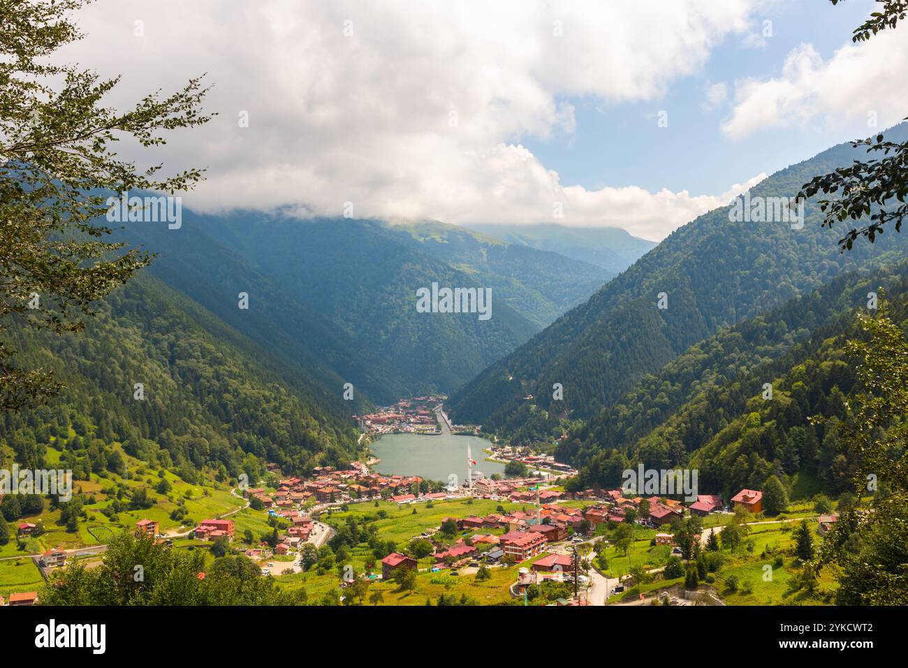 Uzungol Trabzon. Blick auf den Uzungol See und die Stadt von den Hügeln. Besuchen Sie das Hintergrundfoto von Trabzon. Stockfoto