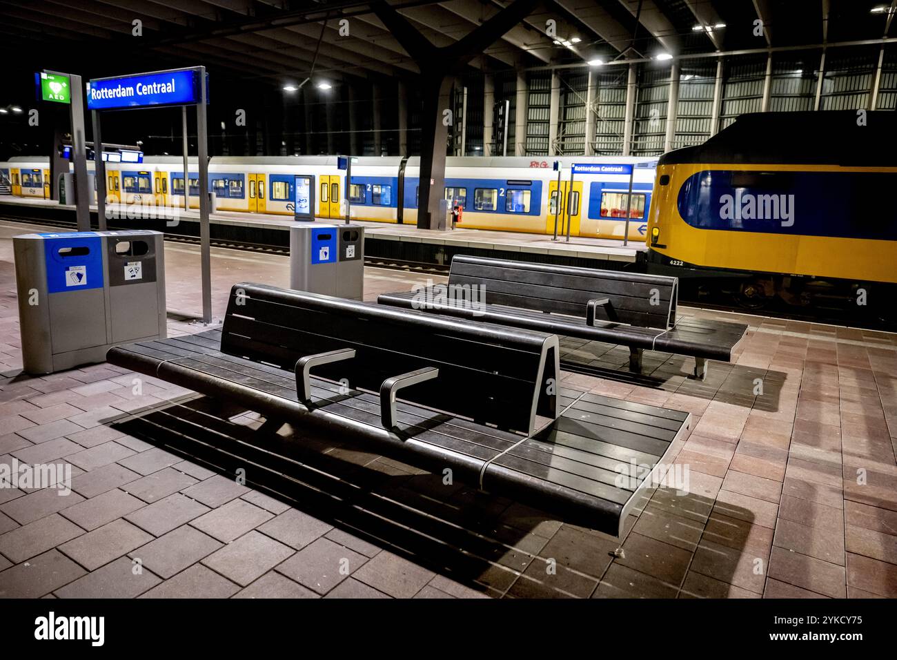 ROTTERDAM - Leerbahnsteige während eines ProRail-Streiks, bei dem Verkehrskontrollstationen die Strecke zwischen Rotterdam, den Haag und Roosendaal vorübergehend stilllegten. Aufgrund des Streiks verkehren keine Züge in Südholland, Zeeland und West Brabant. Auf der Hochgeschwindigkeitsstrecke gibt es auch keine Inlands- und Auslandszüge. Der Grund für die Maßnahmen ist die Stagnation der Tarifverhandlungen zwischen der FNV-gewerkschaft und der Geschäftsführung. ANP ROBIN UTRECHT niederlande raus - belgien raus Stockfoto