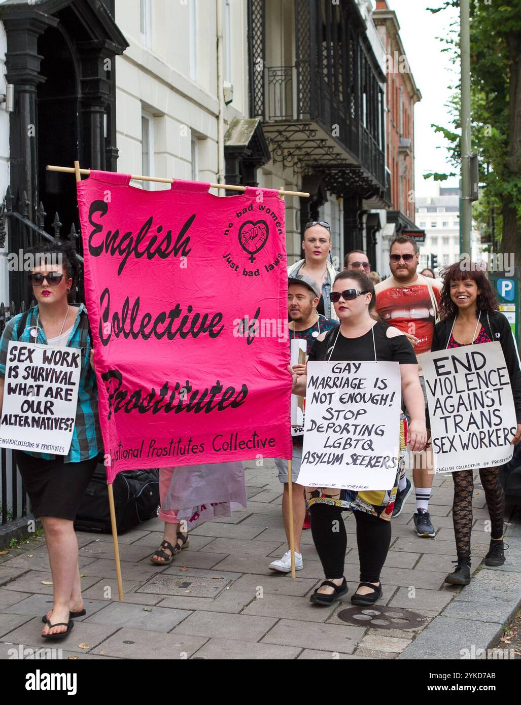 Die Brighton Trans Pride ist eine jährliche Community-Veranstaltung, die von der Transgender-Community und anderen Freiwilligen in Brighton organisiert wird, um das Bewusstsein zu fördern, Veränderungen zu fördern und die Gemeinschaft zusammenzubringen. Die fünfte jährliche Veranstaltung fand am Samstag, den 22. Juli, auf dem Brunswick Square statt, gefolgt von einer offiziellen Party im North Laine Brewhouse in Gloucester Place. Es war von vielen offiziellen Gästen der Gemeinde besucht, darunter Lloyd Russell-Moyle, Labour-Abgeordneter von Brighton Kemptown Stockfoto