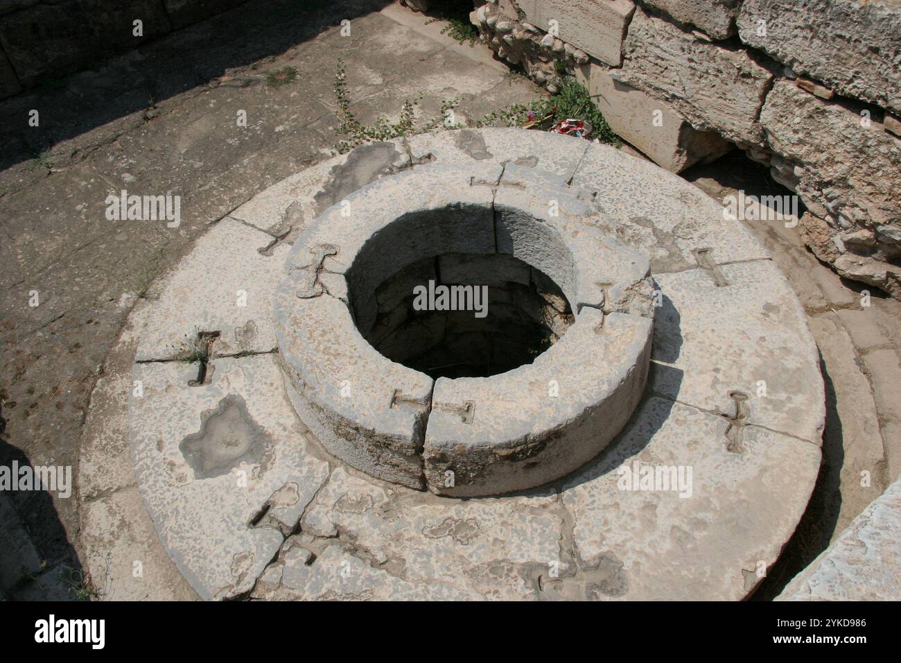 Griechenland. Elefsina (Eleusis). Nun, die Tänze, in denen Göttin Demeter ausgeruht hat, als sie zum ersten Mal nach Eleusis kam. Stockfoto Griechenland. Elefsina (Eleusis). Nun, die Tänze, in denen Göttin Demeter ausgeruht hat, als sie zum ersten Mal nach Eleusis kam. Stockfoto
