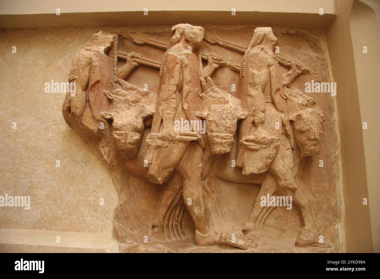 Delphi, Griechenland. Die Schatzkammer der Sikyonischen. Mythos der Dioskouroi und Apharidae. Kastor und Polydeukes und IAS Idas (Apharidae Zwillinge) führen Rinder A Stockfoto