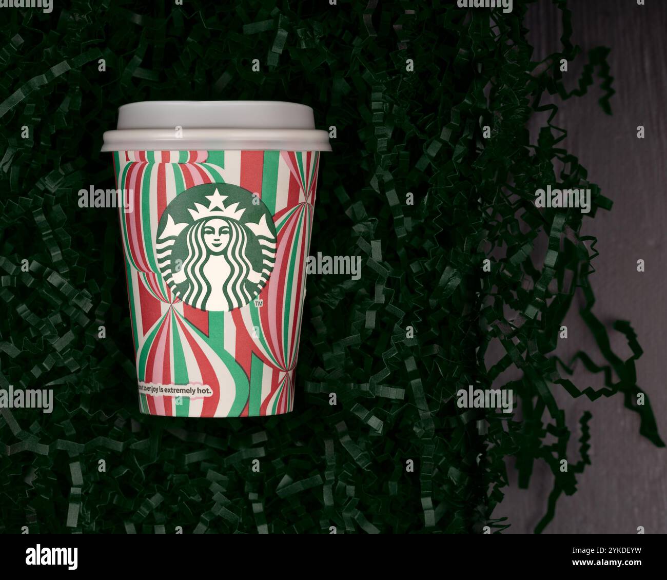Istanbul, Türkei – 17. November 2024: Nahaufnahme des Starbucks Neujahrsfests, der Weihnachtsfeiertag auf grünem Boden entworfen wurde. Stockfoto
