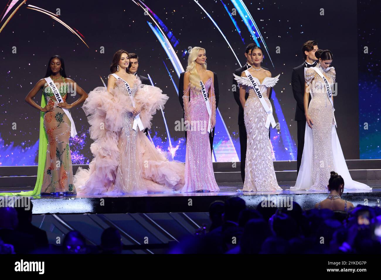 Mexiko-Stadt, Mexiko. November 2024. (L-R) Miss Nigeria Chidimma Adetshina, Miss Mexico Maria Fernanda Beltran, Miss Denmark Victoria Kjaer Theilvi, Miss Thailand Opal Suchata Chuangsri, Miss Venezuela Ileana Marquez und Miss Argentinien Magali Benejam nehmen am 16. November 2024 an der 73. Miss Universe Pageant Competition Show in der Mexico City Arena in Mexico City, Mexiko Teil. (Foto: Yamak Perea/ Eyepix Group) (Foto: Eyepix/NurPhoto) Credit: NurPhoto SRL/Alamy Live News Stockfoto