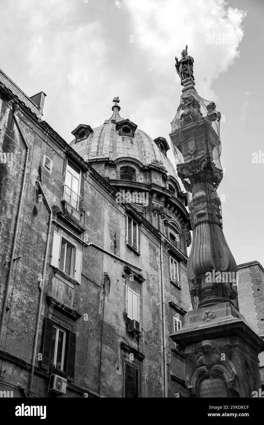 Neapel, Italien - 10. April 2022: Der Obelisk San Gennaro und die Kuppel der Kapelle San Gennaro im historischen Zentrum von Neapel, Kampanien, I. Stockfoto