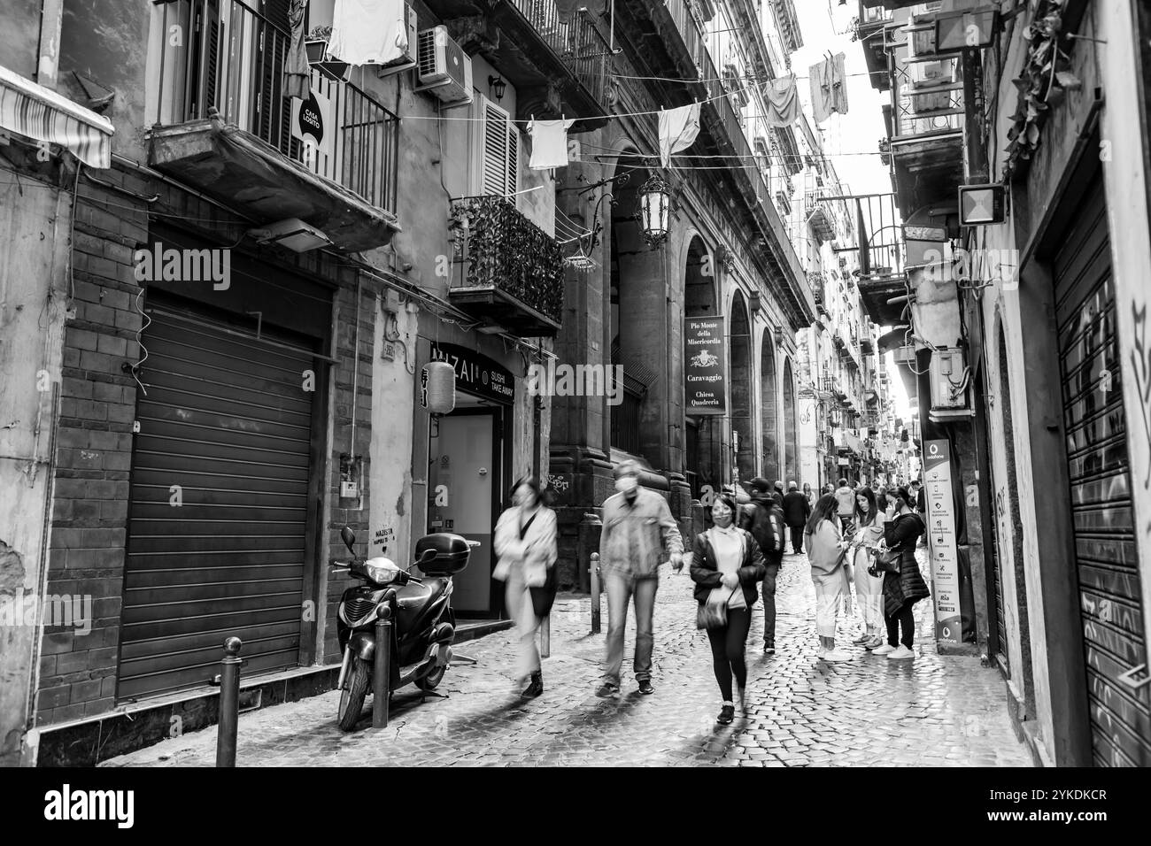 Neapel, Italien - 10. April 2022: Via dei Tribunali ist eine belebte und touristische Straße im alten historischen Zentrum von Neapel, Kampanien, Italien. Stockfoto