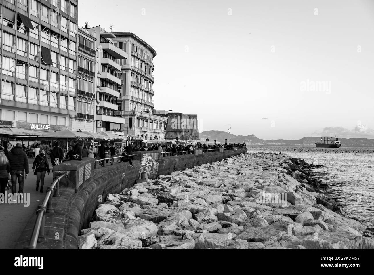 Neapel, Italien - 10. April 2022: Wohngebäude entlang der Küste von Neapel, Kampanien, Italien. Stockfoto