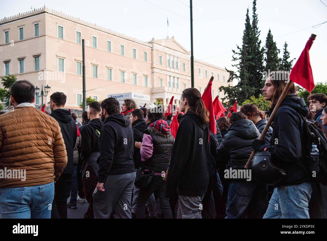 Griechenland: Griechischer marsch zum Gedenken an den Studentenaufstand 1973. Athen, Griechenland, 17. November 2024. Tausende von Menschen marschieren während der Kundgebung zum 51. Jahrestag des Studentenaufstandes 1973 gegen die Militärdiktatur, die Griechenland regierte, am 17. November 2024 in Athen, Griechenland. Athen Attiki Griechenland Copyright: XKostasxGalanisx Stockfoto