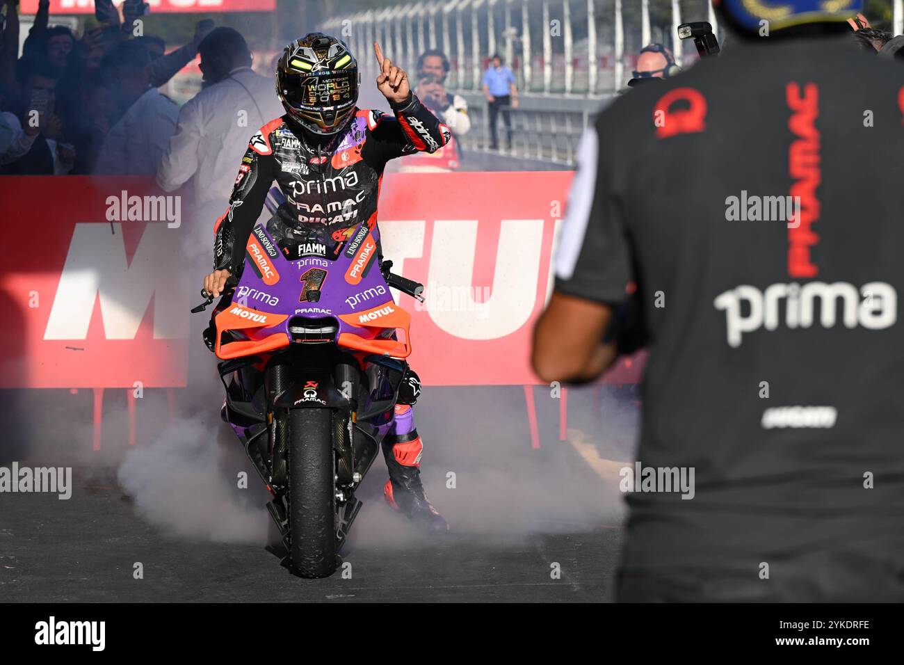 Barcelona, Spanien. November 2024. Rennen von Motul Solidarity Grand Prix von Barcelona der MotoGP auf dem Barcelona-Catalunya Circuit. November 2024. Im Bild: Jorge Martin Carreras del Gran Premio Solidario Motul de MotoGP de Barcelona en el Circuito de Barcelona-Catalunya. 17 de Noviembre de 2024 POOL/ MotoGP.com/Cordon Pressebilder sind nur für redaktionelle Zwecke bestimmt. Obligatorischer Vermerk: © MotoGP.com Credit: CORDON PRESS/Alamy Live News Stockfoto