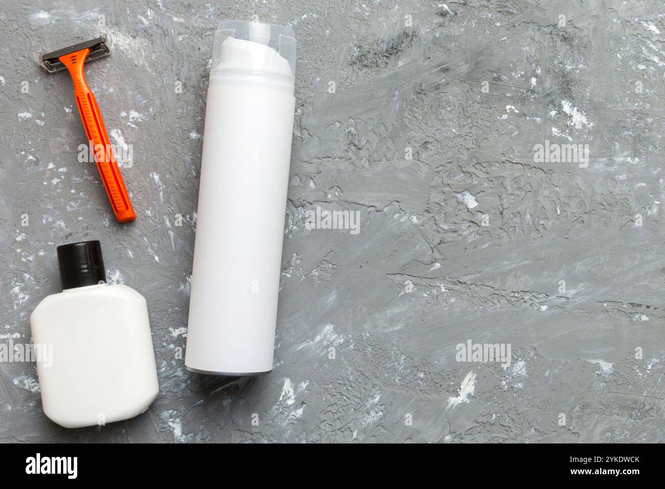 Rasierer-Set. Schermaschine, Handtuch, Lotion und Rasierschaum auf farbigem Hintergrund. Herren Bad Accessoires Draufsicht. Stockfoto